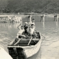 悠閒自足 - 清澈的湖面隨著搖櫓聲泛起陣陣漣漪，舢舨上的青年人撐著小船，以歡笑聲迎接仲夏 - 複製