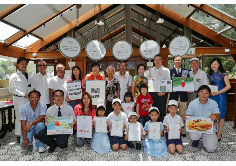 A group photo with Madame Hung Wai-lan and representatives of HCF and the participating units of the photo exhibition